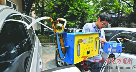 中國測試技術研究院室內環境檢測站的工作人員檢測車內有害氣體 中國測試技術研究院室內環境檢測站的工作人員檢測車內有害氣體