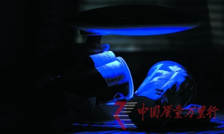 紫光燈下品客薯片外包裝發(fā)出亮藍(lán)光 紫光燈下品客薯片外包裝發(fā)出亮藍(lán)光