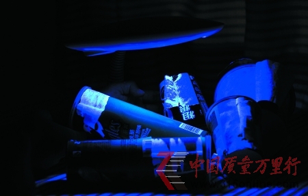7種實(shí)驗(yàn)對(duì)象的熒光性物質(zhì)含量都有不同程度超標(biāo)本組圖片由記者 吳珊 攝 7種實(shí)驗(yàn)對(duì)象的熒光性物質(zhì)含量都有不同程度超標(biāo)本組圖片由記者 吳珊 攝