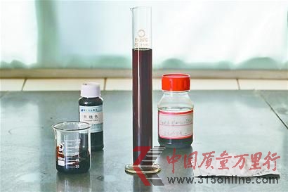 按比例備好原料:鹽64.3克,焦糖色添加劑26克,動(dòng)物氨基酸36克。