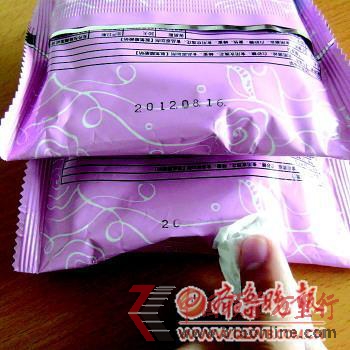 ▲塑料包裝上的油墨字體,用濕紙巾一擦就掉。 ▲塑料包裝上的油墨字體,用濕紙巾一擦就掉。