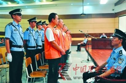 □“地溝油”銷售案11名被告人均來自河南兩家油脂企業。 □“地溝油”銷售案11名被告人均來自河南兩家油脂企業。
