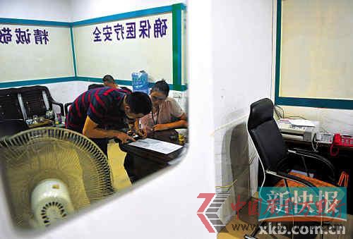 ■廣州白云區鐘落潭鎮惠德醫療門診部行政部門負責人林亞榮正在接受當地勞動監察部門的詢問。 新快報記者孫毅/攝 ■廣州白云區鐘落潭鎮惠德醫療門診部行政部門負責人林亞榮正在接受當地勞動監察部門的詢問。 新快報記者孫毅/攝