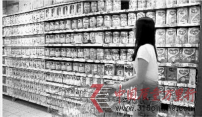 9月2日下午,長(zhǎng)沙市芙蓉路家樂福超市,正在采購嬰幼兒奶粉的家長(zhǎng)們。實(shí)習(xí)生 唐俊 攝