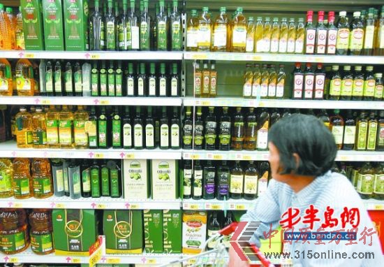 寧夏路一超市內,各式各樣的橄欖油讓市民眼花繚亂。