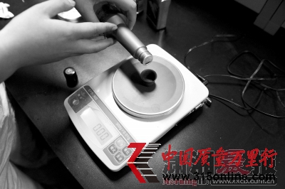 提取做實驗用的某品牌“燃油寶”稱重,跟相應(yīng)的汽油混合在一起。 提取做實驗用的某品牌“燃油寶”稱重,跟相應(yīng)的汽油混合在一起。