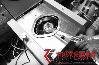 將實驗樣本放入儀器準(zhǔn)備實驗。 將實驗樣本放入儀器準(zhǔn)備實驗。