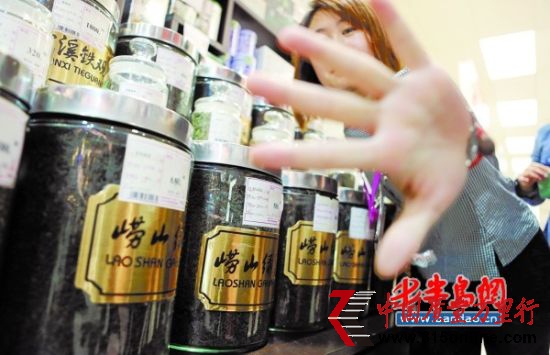 佳世客內(nèi),嶗山茶賣場銷售員阻止記者拍照。