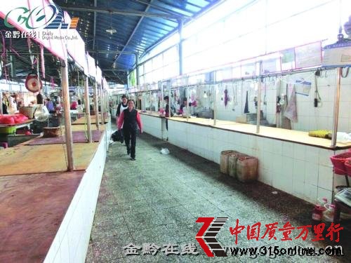 雨潤冷鮮肉店遭肉販圍堵 稱其低價擾亂市場(圖)
