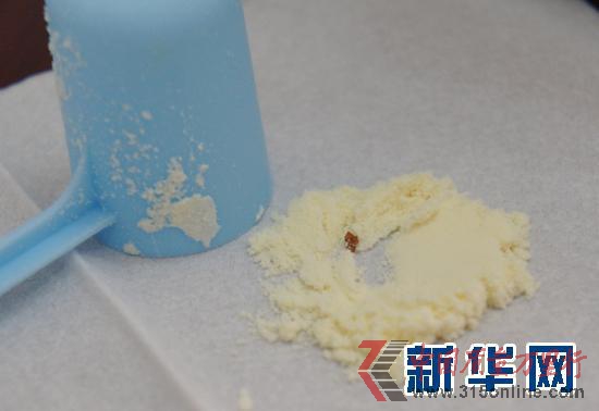 雅培嬰幼兒奶粉現異物 郭小天 攝 來源:新華網 雅培嬰幼兒奶粉現異物 郭小天 攝 來源:新華網