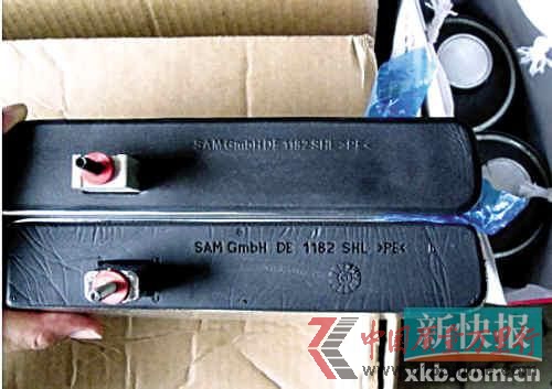 圖片上方為正品進口行李架配件,下方為胡先生購買的行李架配件,兩者多處細節不同。 受訪者供圖