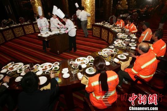 9月30日中秋節(jié),一條“山西太原一商家中秋請(qǐng)環(huán)衛(wèi)工人吃鮑魚”的新聞在網(wǎng)絡(luò)上發(fā)布后,迅速引起國內(nèi)外多家媒體轉(zhuǎn)載與網(wǎng)友的熱議,網(wǎng)民對(duì)此褒貶不一。 張?jiān)啤z