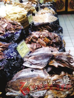 ■市售的這些散裝干魚,都沒有標(biāo)注保質(zhì)期。