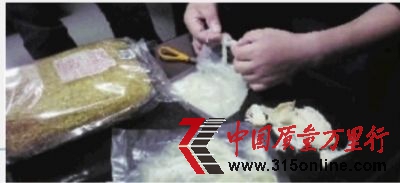 10月17日,水生動物防疫檢疫站高級工程師鑒定魚翅真假。記者 曾韌 攝