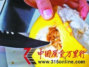 圖為家樂福買到的長蛆柚子。重慶晨報記者 許恢毅 攝