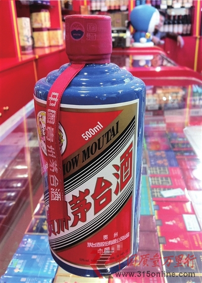 <b>一家煙酒銷售行在售的茅臺專供酒。本報記者胡笑紅攝</b> <b>一家煙酒銷售行在售的茅臺專供酒。本報記者胡笑紅攝</b>