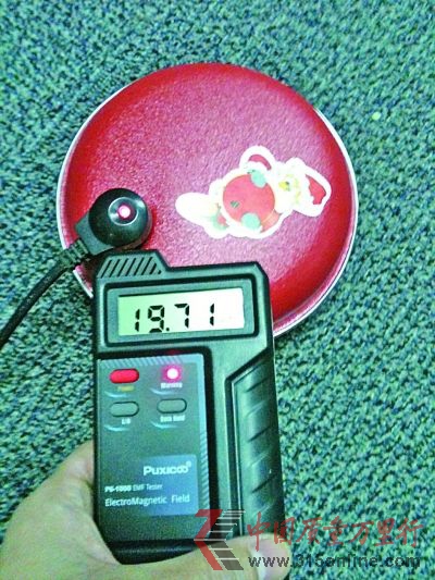 網購測試儀顯示電熱餅嚴重超標。 網購測試儀顯示電熱餅嚴重超標。