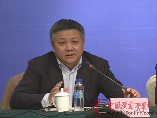 江南大學釀酒科學與酶技術(shù)中心主任 釀造微生物與應(yīng)用酶學研究室主任 徐巖博士(發(fā)布會現(xiàn)場圖) 江南大學釀酒科學與酶技術(shù)中心主任 釀造微生物與應(yīng)用酶學研究室主任 徐巖博士(發(fā)布會現(xiàn)場圖)