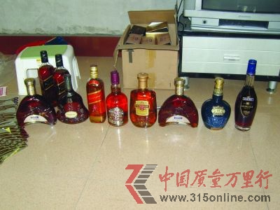 被查獲的各種假酒。轉自揚子晚報
