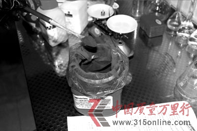 加工毒肉時使用的染色劑。 加工毒肉時使用的染色劑。
