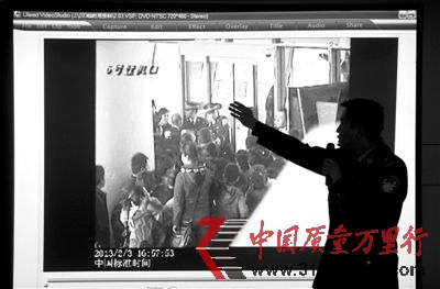 2月5日,當(dāng)日出警民警通過(guò)視頻錄像介紹警方現(xiàn)場(chǎng)處置情況。圖/CFP 2月5日,當(dāng)日出警民警通過(guò)視頻錄像介紹警方現(xiàn)場(chǎng)處置情況。圖/CFP