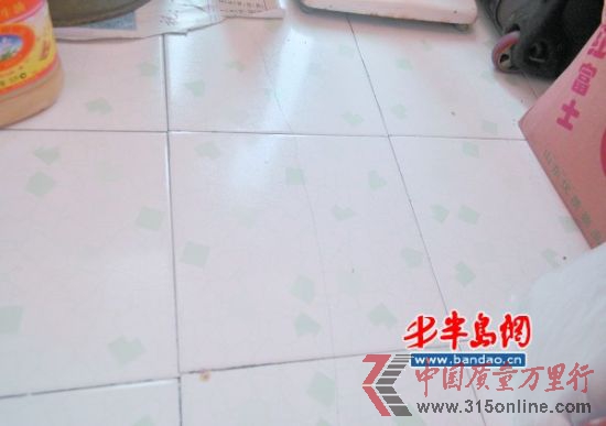 于女士家中陽(yáng)臺(tái)地面瓷磚上的裂紋清晰可見(jiàn)。 于女士家中陽(yáng)臺(tái)地面瓷磚上的裂紋清晰可見(jiàn)。