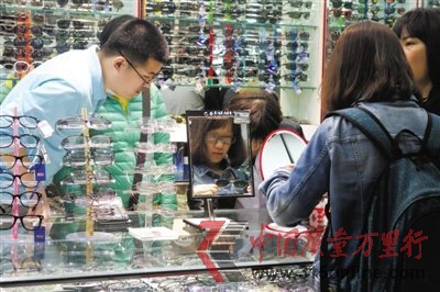 媒體揭眼鏡店暴利：進(jìn)價(jià)十幾元鏡框標(biāo)價(jià)千元
