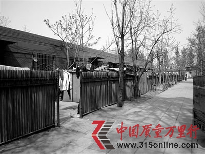 7個月前，中科院心理研究所寄往云南災區的衣物被告知丟失。近日，丟失的衣物被晾曬在申通快遞公司一站點平房外。昨天，該快遞一負責人承認，投遞員從被退回的包裹中私拿衣物。 