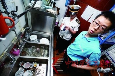 工作人員的錢包、手機(jī)等個(gè)人物品與餐巾紙放在一起(來源:法制晚報(bào))