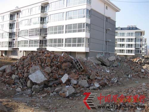 建筑垃圾滿地的安盛里小區 建筑垃圾滿地的安盛里小區