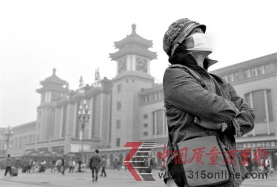 10月6日，北京站，一名市民戴著口罩。當日，北京因霧霾持續重污染。新京報記者 尹亞飛 攝