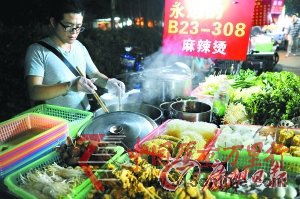 白領下班后回母校擺攤賣麻辣燙 最多一晚賺700元